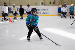 ООО «Газпром трансгаз Ухта» организовало мастер-класс для юных хоккеистов с легендой спорта Евгением Давыдовым