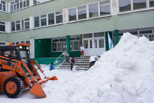Работники ООО «Газпром трансгаз Ухта» очистили от снега территорию Ухтинского технического лицея