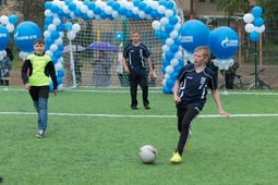 Юные футболисты на спортивной площадке в посёлке Шудаяг