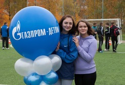 Школьницы Ярегской средней образовательной школы № 15 на открытии спортплощадки «Газпром — детям»