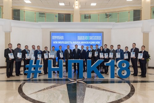 Руководители ООО "Газпром трансгаз Ухта" и победители IX Научно-практической конференции