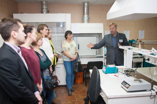 Начальник отдела защиты от коррозии Алексей Ивонин демонстрирует лабораторию по испытанию изоляционных материалов ИТЦ