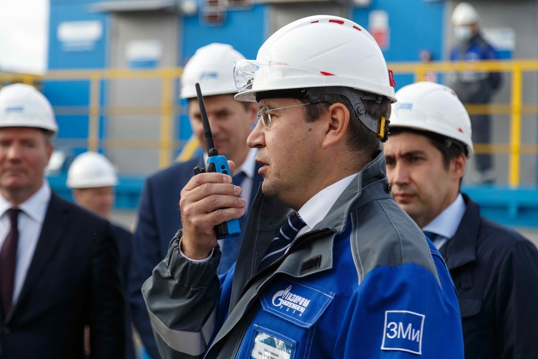 Александр Гайворонский даёт команду оператору ГРС подать газ на Воркутинскую центральную водогрейную котельную