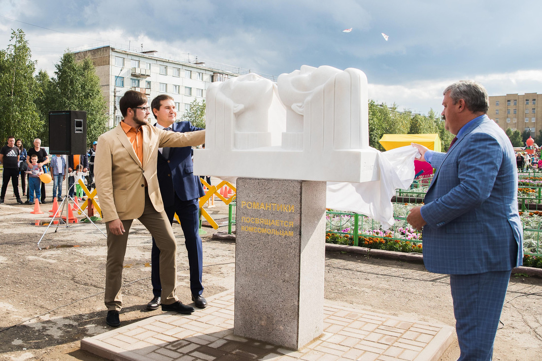 Открытие скульптуры «Романтики» (слева направо: Илья Мишанин, Александр Гайворонский, Сергей Гапликов)