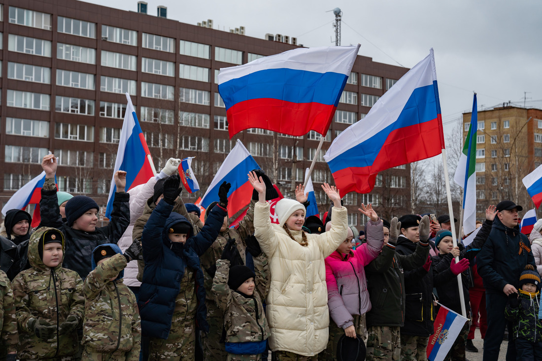 Ухтинцы собрались на Комсомольской площади, чтобы выразить свою поддержку жителям Донбасса, Президенту и Вооруженным Силам Российской Федерации