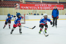 Мастер-класс для юных хоккеистов проводит Заслуженный Мастер Спорта СССР Сергей Шепелев