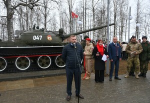 Торжественное открытие военно-мемориального объекта в патриотическом сквере на берегу реки Печора. Руководитель администрации Олег Иванович Шутов. 7 мая 2025 года, г. Печора (Республика Коми).
