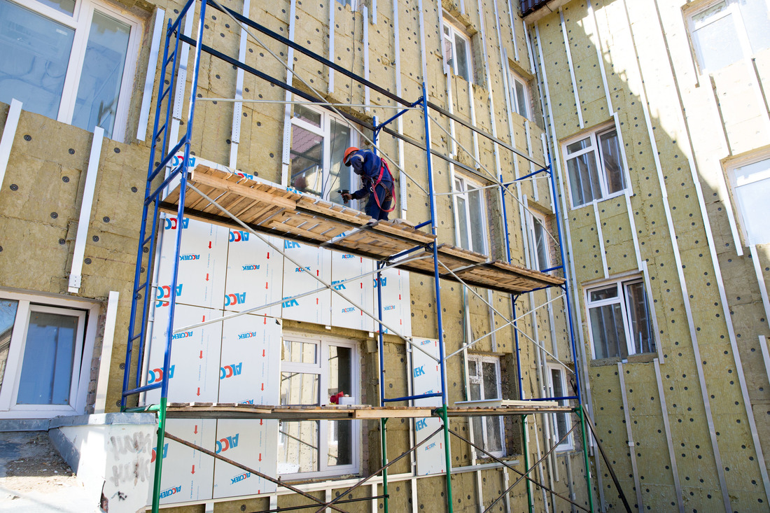 В Ухтинской детской больнице обновляют фасад, лестничные клетки и марши здания, а также пристройку. Фото Е. Жданова