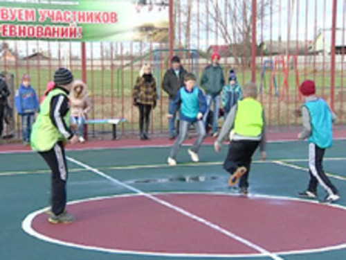 В рамках социального проекта "Газпром — детям" в Данилове Ярославской области открыли многофункциональную спортивную площадку