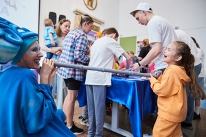 Благотворительная акция «Праздник — детям». Интерактивная программа: станция «Приводино» («сборка» трубопровода из ПВХ труб и переходников). 1 июня 2025 год, г. Ухта (Республика Коми).