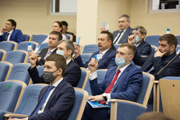 Участники конференции работников ООО «Газпром трансгаз Ухта» голосуют