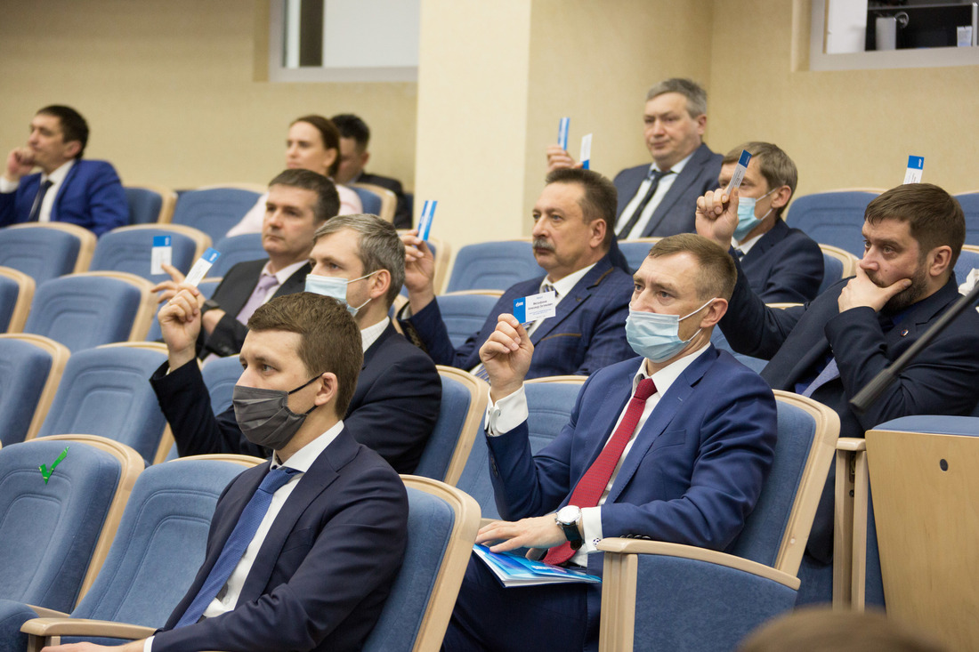 Участники конференции работников ООО «Газпром трансгаз Ухта» голосуют
