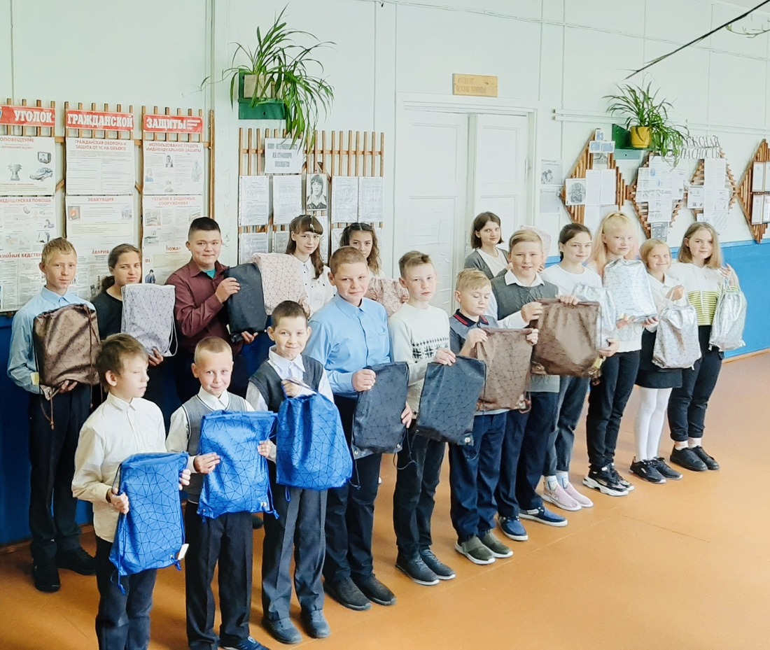 Сто ухтинских первоклассников из многодетных и малообеспеченных семей получили школьные наборы