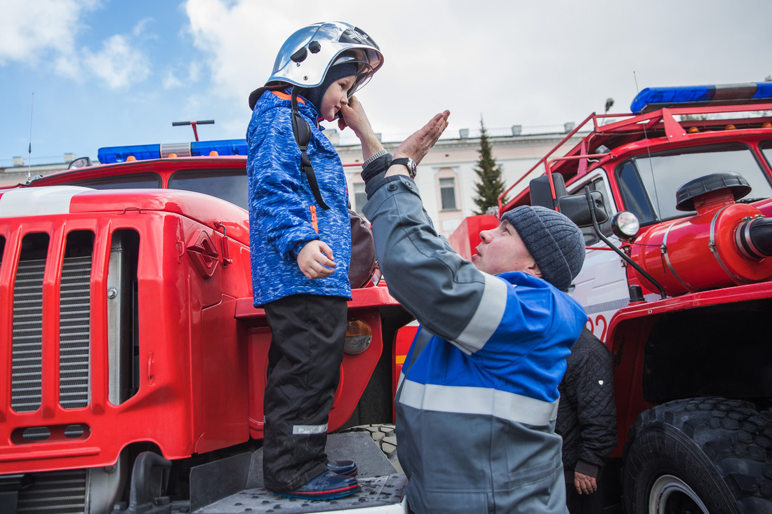 Юные зрители смогли примерить часть экипировки пожарных