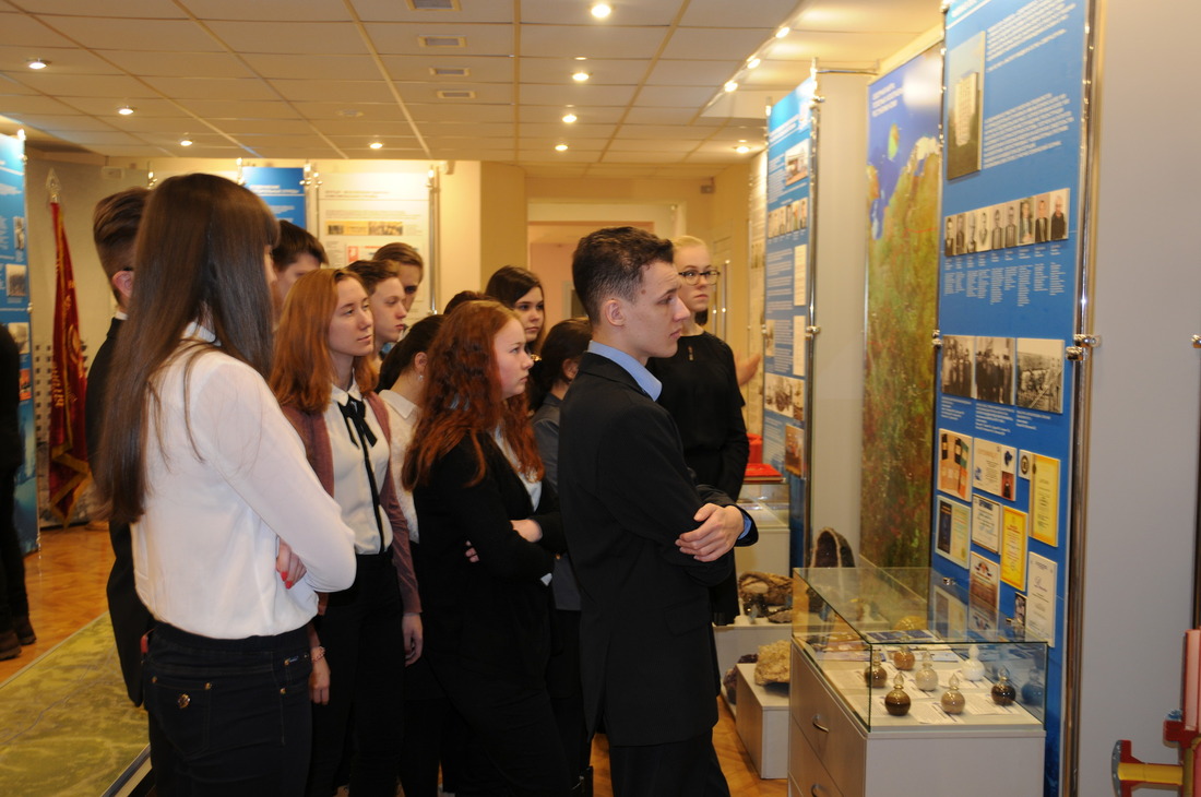 Ученики «Газпром-класса» на экскурсии в Комплексе выставочных залов ООО «Газпром трансгаз Ухта»