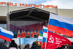 На сцене народный коллектив ансамбль народной музыки и песни «Ухтинский сувенир»