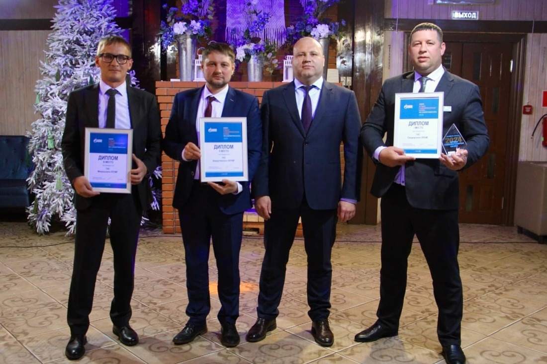 Награждение победителей смотра-конкурса «Лучшая газокомпрессорная служба» по итогам работы в 2024 году». Начальник газокомпрессорной службы Микуньского ЛПУМГ Павел Сергеевич Голубев, начальник газокомпрессорной службы Воркутинского ЛПУМГ Олег Сергеевич Субботин, заместитель генерального директора по эксплуатации компрессорных станций ООО «Газпром трансгаз Ухта» Андрей Сергеевич Кайдаш, начальник газокомпрессорной службы Синдорского ЛПУМГ Сергей Павлович Никитин. 5 июня 2025 года, пос. Приводино (Архангельская область).