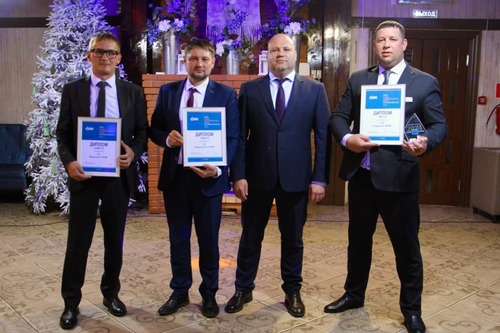 Награждение победителей смотра-конкурса «Лучшая газокомпрессорная служба» по итогам работы в 2024 году». Начальник газокомпрессорной службы Микуньского ЛПУМГ Павел Сергеевич Голубев, начальник газокомпрессорной службы Воркутинского ЛПУМГ Олег Сергеевич Субботин, заместитель генерального директора по эксплуатации компрессорных станций ООО «Газпром трансгаз Ухта» Андрей Сергеевич Кайдаш, начальник газокомпрессорной службы Синдорского ЛПУМГ Сергей Павлович Никитин. 5 июня 2025 года, пос. Приводино (Архангельская область).