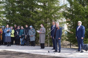 Торжественное открытие военно-мемориального объекта в сквере у памятного знака «Содружество фронта и тыла». Владимир Аркадьевич Розмысло, руководитель администрации городского поселения «Микунь». 8 мая 2025 года, г. Микунь (Республика Коми).