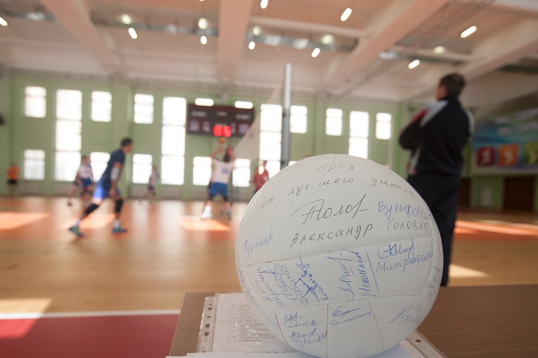 Традиция турнира — автографы всех участников на мяче