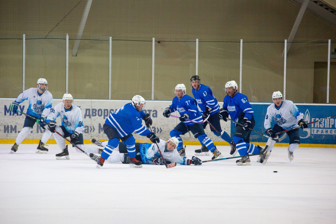 В хоккейном турнире принимают участие мужские команды, в состав которых входят работники различных регионов производственной деятельности предприятия