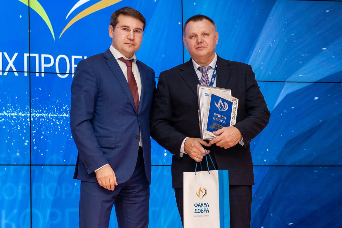 Генеральный директор предприятия Александр Гайворонский наградил обладателя Гран-при — Михаила Труфанова