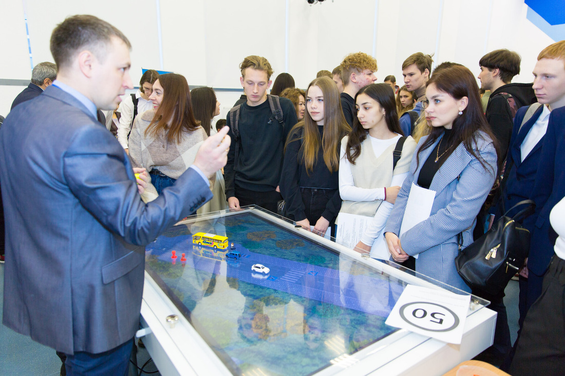 Специалисты образовательного подразделения предприятия «Учебно-производственный центр» представили выставку компьютерных обучающих систем