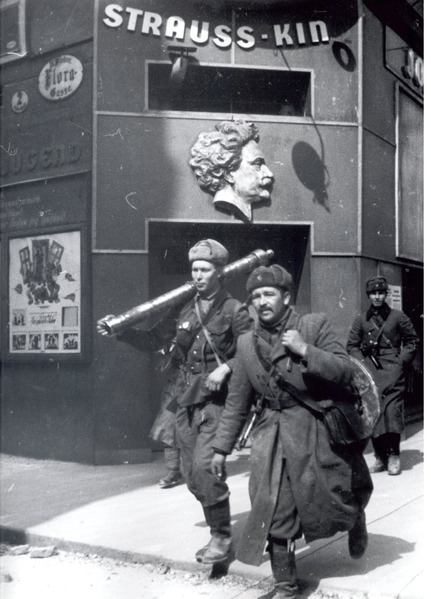 Советские бойцы на улицах Вены. Фотография из фондов Комнаты боевой славы.
