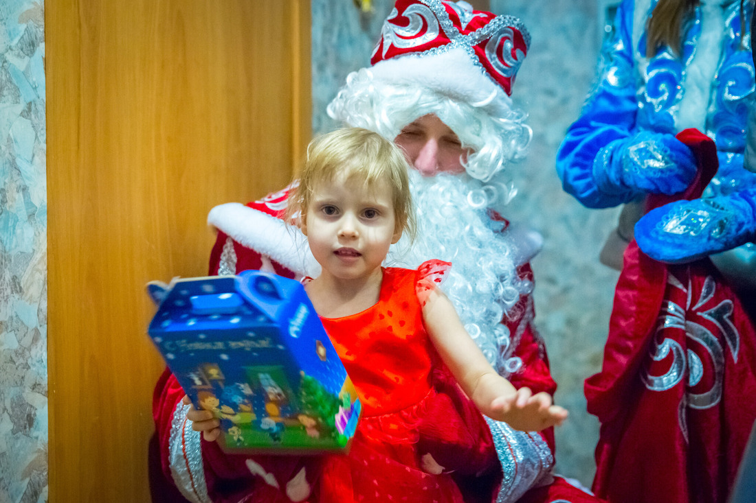 Представители Совета молодых специалистов в образах Деда Мороза и Снегурочки вручали сладкие подарки