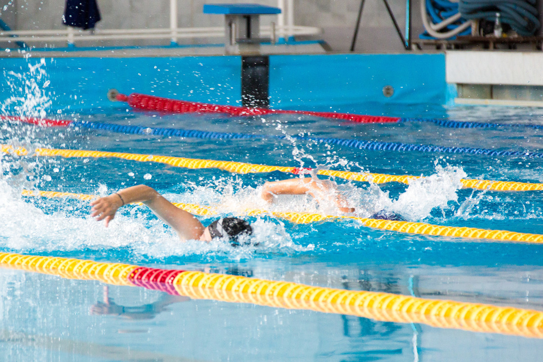 На дорожках бассейна «Юность» спортсмены в этот раз ставили новые личные рекорды и боролись за победные доли секунд