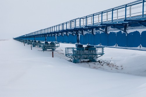 Это самый длинный мост за полярным кругом. Его протяженность составляет 3,9 км. Общая масса моста — около 30 тыс. т. Срок службы — 100 лет.