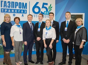 Евгений Гусев, заместитель генерального директора по управлении персоналом с учениками «Газпром-классов» из Ухты и Шексны
