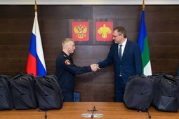 Начальник Управления Росгвардии по Республике Коми полковнику полиции Алексей Петрович Петренк и генеральный директор ООО «Газпром трансгаз Ухта» Андрей Дмитриевич Баранов. 3 июня 2025 года, г. Ухта (Республика Коми).