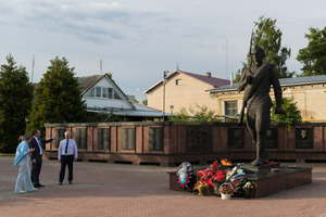 На экскурсии по Мышкину Андрей Дмитриевич Баранов осмотрел Мемориал Победы и памятник, в честь тружеников тыла. 28 июня 2023 год, г. Мышкин (Ярославская область).