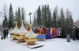 Освящение куполов строящегося храмового комплекса Собора царских страстотерпцев и благоверных святых русских князей. пгт. Синдор, Республика Коми. 15 ноября 2024 г.