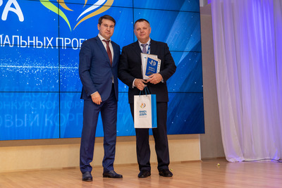 Генеральный директор предприятия Александр Гайворонский наградил обладателя Гран-при — Михаила Труфанова