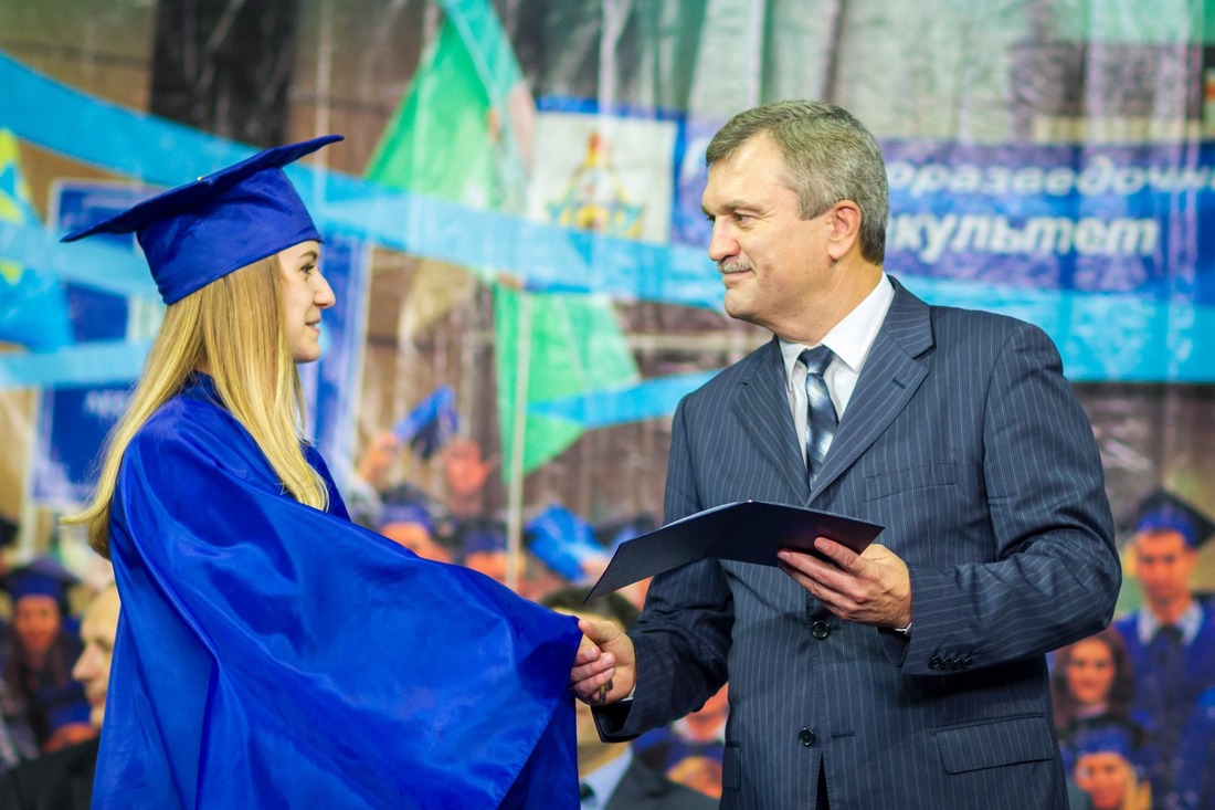 Главный инженер — первый заместитель генерального директора ООО «Газпром трансгаз Ухта» Станислав Адаменко вручает дипломы