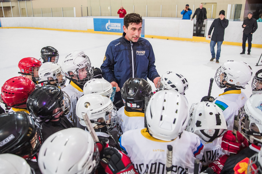 Александр Гуськов поделился теоретическими знаниями с юными хоккеистами