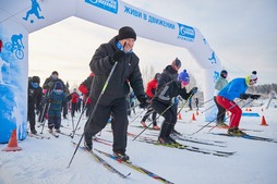 Старт массовой лыжной гонки в рамках «Лыжни России-2024». В мероприятии приняли участие более 600 человек. 10 февраля 2024 г., Республика Коми, г. Ухта.