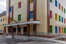 Обновленный фасад здания больницы